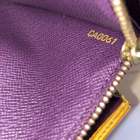 LOUIS VUITTON Credit
Long Bifold Wallet Epi
Leather - Picture 11 of 13